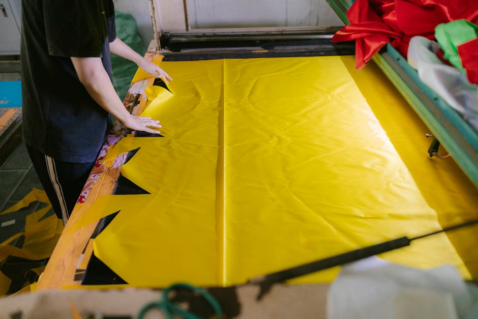Illustration du métier de Coupeur / Coupeuse en industrie textile et matériaux souples