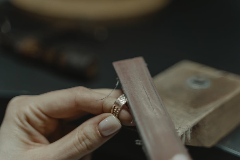 Illustration du métier de Sertisseur / Sertisseuse en bijouterie ou joaillerie